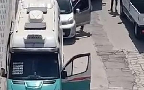 Yol verme tartışmasında minibüs şoförü bıçakla saldırdı, olay anı kamerada