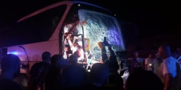 Yolcu otobüsü, önündeki TIR’a çarptı: 15 yaralı/ Fotoğraflar 15 Yolcu otobüsü önündeki TIRa çarptı 15 yaralı Fotoğraflar