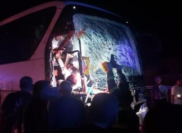 Yolcu otobüsü önündeki TIRa çarptı 15 yaralı Fotoğraflar