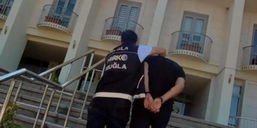 Yolcunun valizinden 1 kilo 370 gram uyuşturucu çıktı 23 Yolcunun valizinden 1 kilo 370 gram uyuşturucu çıktı