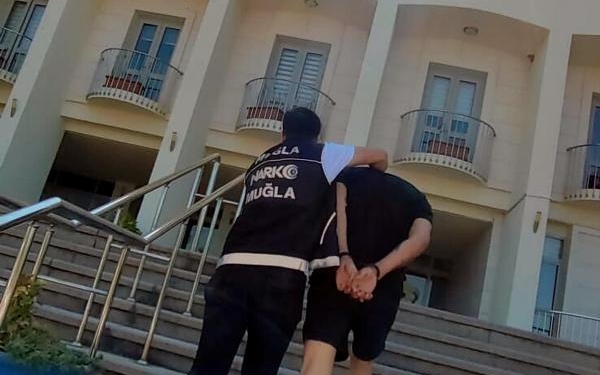 Yolcunun valizinden 1 kilo 370 gram uyuşturucu çıktı