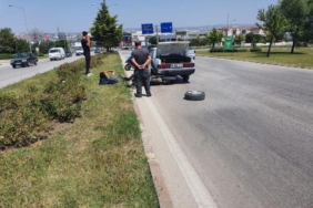 Yolda arıza yapan otomobile çarpan motosikletin sürücüsü yaralandı