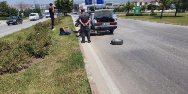 Yolda arıza yapan otomobile çarpan motosikletin sürücüsü yaralandı