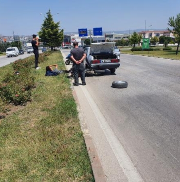 Yolda arıza yapan otomobile çarpan motosikletin sürücüsü yaralandı 2 Yolda arıza yapan otomobile çarpan motosikletin sürücüsü yaralandı