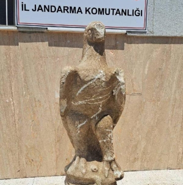 Yozgatta Roma dönemine ait kartal heykeli ve mermer sütun ele geçirildi