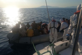Yunan unsurlarının motorunu söküp geri ittiği bottaki 63 göçmen kurtarıldı 16 Yunan unsurlarının motorunu söküp geri ittiği bottaki 63 göçmen kurtarıldı