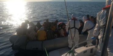 Yunan unsurlarının motorunu söküp geri ittiği bottaki 63 göçmen kurtarıldı 18 Yunan unsurlarının motorunu söküp geri ittiği bottaki 63 göçmen kurtarıldı