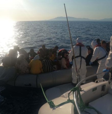 Yunan unsurlarının motorunu söküp geri ittiği bottaki 63 göçmen kurtarıldı