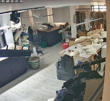 Zeytinburnu'nda deri atölyesinden çöp poşetiyle hırsızlık iddiası 9 Zeytinburnunda deri atölyesinden çöp poşetiyle hırsızlık iddiası