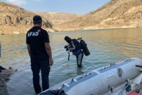 Zihinsel engelli oğlunu kurtarmak için girdiği çayda akıntıya kapılıp kayboldu