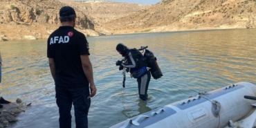 Zihinsel engelli oğlunu kurtarmak için girdiği çayda akıntıya kapılıp kayboldu