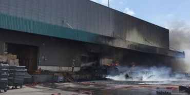 Zincir marketin ana deposunda yangın