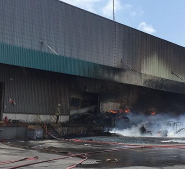 Zincir marketin ana deposunda yangın