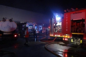 Zincir marketin deposundaki yangını söndürmek için itfaiye ekipleri alarma geçti 25 Zincir marketin deposundaki yangını söndürmek için itfaiye ekipleri alarma geçti