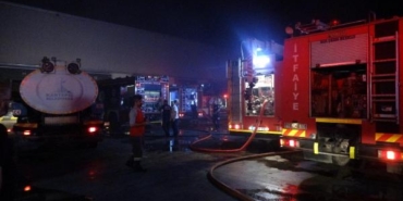 Zincir marketin deposundaki yangını söndürmek için itfaiye ekipleri alarma geçti 27 Zincir marketin deposundaki yangını söndürmek için itfaiye ekipleri alarma geçti