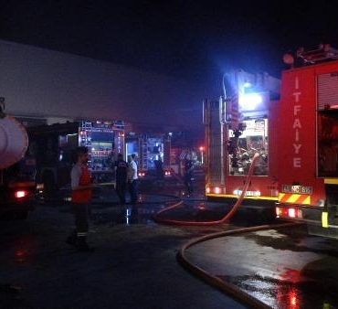 Zincir marketin deposundaki yangını söndürmek için itfaiye ekipleri alarma geçti