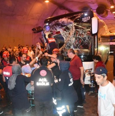 Zonguldakta yolcu otobüsü kamyona çarptı 4 yaralı