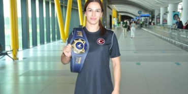 Dünya şampiyonu Buse Tosun yurda altın kemeri ile döndü HABERİNİN FOTOĞRAFLARI