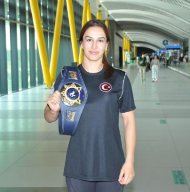 Dünya şampiyonu Buse Tosun yurda altın kemeri ile döndü HABERİNİN FOTOĞRAFLARI 3 Dünya şampiyonu Buse Tosun yurda altın kemeri ile döndü HABERİNİN FOTOĞRAFLARI