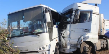 Manisa'da işçi servisi ile TIR çarpıştı: 1'i ağır 23 yaralı
