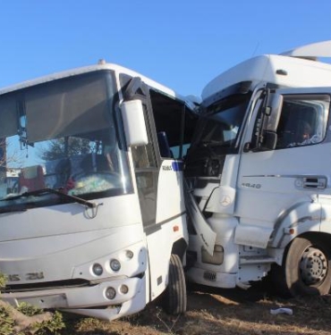 Manisa'da işçi servisi ile TIR çarpıştı: 1'i ağır 23 yaralı 9 Manisa'da işçi servisi ile TIR çarpıştı: 1'i ağır 23 yaralı