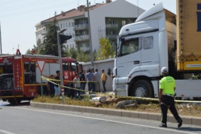 Sürücüsü 'dur' ihtarına uymayınca lastiklerine ateş edilen TIR, refüje çıktı: 1 gözaltı