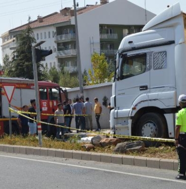 Sürücüsü 'dur' ihtarına uymayınca lastiklerine ateş edilen TIR, refüje çıktı: 1 gözaltı 3 Sürücüsü 'dur' ihtarına uymayınca lastiklerine ateş edilen TIR, refüje çıktı: 1 gözaltı