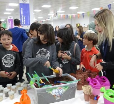 Yüzlerce öğrenci, akademisyenlerle buluşup, deney yaptı