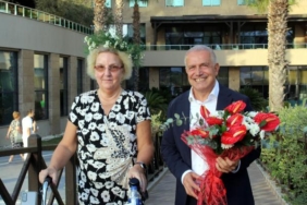 9 yılda 3 yıl konakladığı otelin 'kraliçesi' ilan edildi