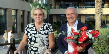 9 yılda 3 yıl konakladığı otelin 'kraliçesi' ilan edildi