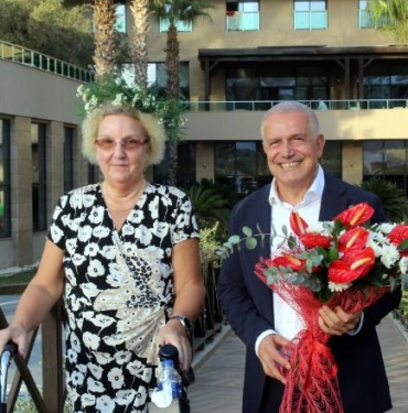 9 yılda 3 yıl konakladığı otelin 'kraliçesi' ilan edildi