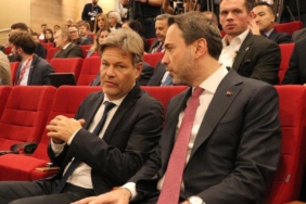 Bakan Bayraktar: Sakarya Sahası'nda üretimi 40 milyon metreküpe çıkarmayı hedefliyoruz