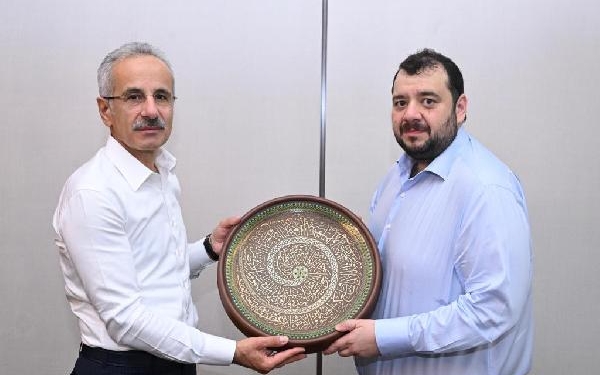 Bakan Uraloğlu BAE Yatırım Bakanı Al Suwaidi ile İstanbul'da bir araya geldi 1 Bakan Uraloğlu BAE Yatırım Bakanı Al Suwaidi ile İstanbul'da bir araya geldi