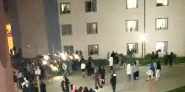 Bartın'da kız öğrenci yurdu önünde asansör eylemi