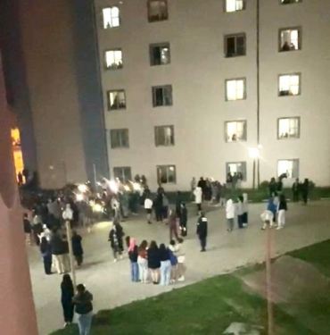 Bartın'da kız öğrenci yurdu önünde asansör eylemi