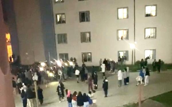 Bartın'da kız öğrenci yurdu önünde asansör eylemi