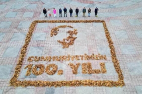 Belediye işçilerinden Atatürk silüeti ile '100'üncü yıl' anması