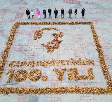 Belediye işçilerinden Atatürk silüeti ile '100'üncü yıl' anması