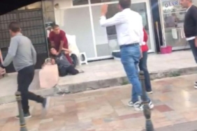 Cadde ortasında eşini bıçaklayan şüpheliyi linç etmek istediler; o anlar kamerada