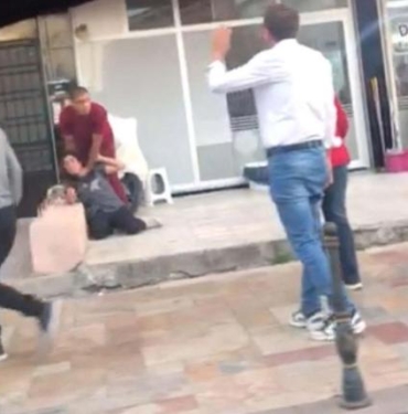 Cadde ortasında eşini bıçaklayan şüpheliyi linç etmek istediler; o anlar kamerada 3 Cadde ortasında eşini bıçaklayan şüpheliyi linç etmek istediler; o anlar kamerada