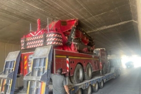 Çekicinin taşıdığı vinç, köprü altında sıkıştı