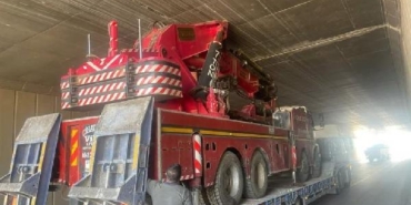 Çekicinin taşıdığı vinç, köprü altında sıkıştı