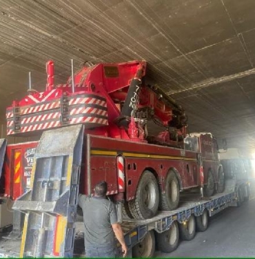 Çekicinin taşıdığı vinç, köprü altında sıkıştı