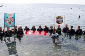 Cumhuriyet'in 100'üncü yılında Türk bayrağı açıp, dalış yaptılar 26 Cumhuriyet'in 100'üncü yılında Türk bayrağı açıp, dalış yaptılar