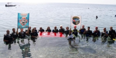 Cumhuriyet'in 100'üncü yılında Türk bayrağı açıp, dalış yaptılar