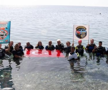 Cumhuriyet'in 100'üncü yılında Türk bayrağı açıp, dalış yaptılar