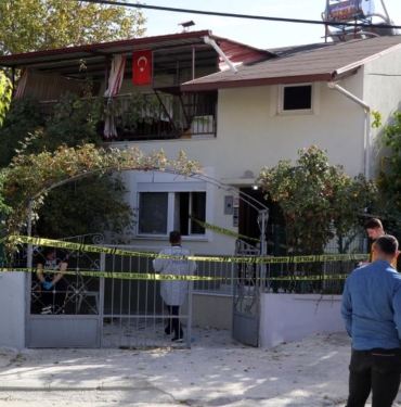 Evinde ölü bulunmuştu, vücudunda 3 bıçak darbesi tespit edildi 8 Evinde ölü bulunmuştu, vücudunda 3 bıçak darbesi tespit edildi