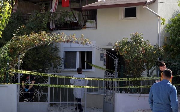 Evinde ölü bulunmuştu, vücudunda 3 bıçak darbesi tespit edildi 6 Evinde ölü bulunmuştu, vücudunda 3 bıçak darbesi tespit edildi