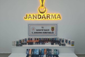 Gaziantep'te piyasa değeri 1 milyon 105 TL olan kaçak telefonlar ele geçirildi 9 Gaziantep'te piyasa değeri 1 milyon 105 TL olan kaçak telefonlar ele geçirildi