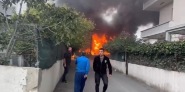 Geniş haber // Küçükçekmece'de lastik deposunda yangın 